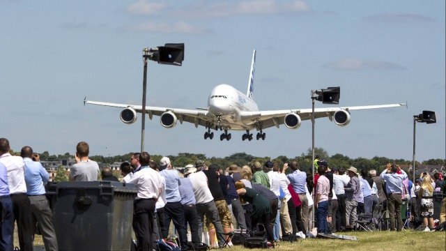 <p>
	Самолет на Airbus каца по време на изложението във Фарнбъроу. <em>Снимка: Ройтерс</em></p>
