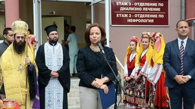 <p>
	Таня Андреева бе гост на УМБАЛ "Свети Георги" в Пловдив. Тя откри и разгледа пет нови и обновени лечебни структури в болницата. <em>Снимка: БТА</em></p>
