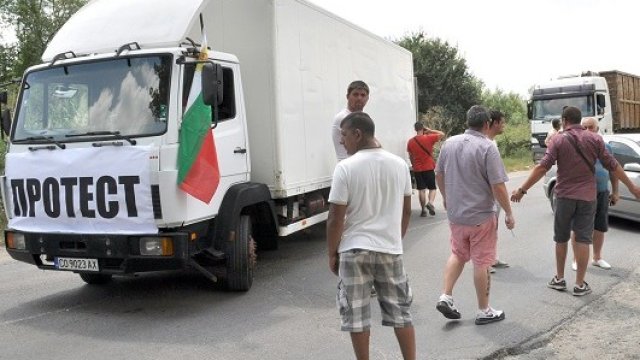 <p>
	Представители на фирми, изкупуващи метали, от цялата страна блокираха с камионите си международен път &quot;Е-80&quot; в района на граничен пункт Капитан Андреево. <em>Снимка: БТА</em></p>
