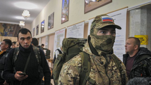 Частичната военна мобилизация в Русия продължава. Снимка:  EPA/ARKADY BUDNITSKY