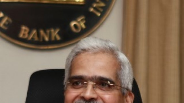 <p style="margin-bottom: 0cm; line-height: 100%">
	<em>Управителят на централната банка на Индия Шактиканта Дас. Снимка: Ройтерс</em></p>
