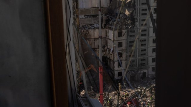 Жилищна сграда в Уман, ударена то руска ракета, 28 април. Снимка: Roman Pilipey/Getty Images