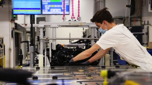 <p>
	Служител поставя батерия в електромобил.<em> Снимка:&nbsp;</em><em>Liesa Johannssen-Koppitz/Bloomberg</em></p>
