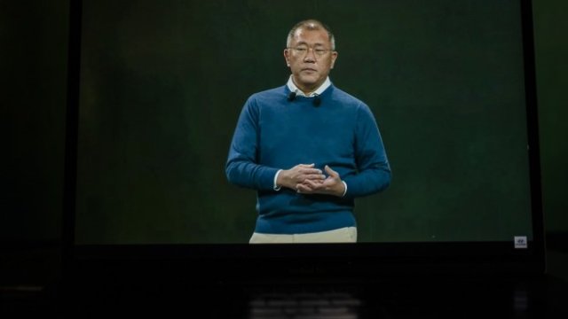 <p>
	Главният изпълнителен директор на Hyundai Чунг Юй-сун. <em>Снимка: Bloomberg L.P.</em></p>
