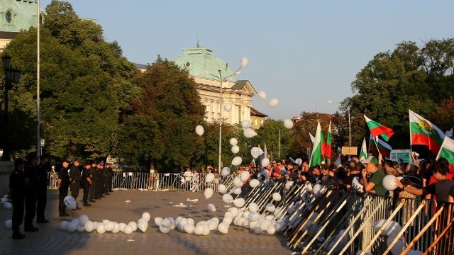 <p>
	Протестиращите оставиха подарък на стълбището на парламента - стотици бели балони, на които е написана само една дума - &quot;ОСТАВКА&quot;.&nbsp;<em><span style="font-size: 12px;">Снимка: БТА</span></em></p>
