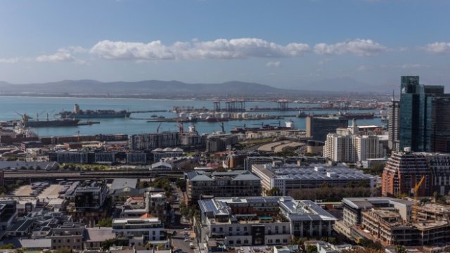 <p>
	Пристанището на Кейптаун, Южна Африка. <em>Снимка:&nbsp;Dwayne Senior/Bloomberg</em></p>
