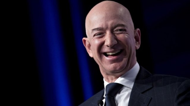 <p>
	Основателят и главен изпълнителен директор на Amazon Джеф Безос. <em>Снимка:&nbsp;Andrew Harrer/Bloomberg</em></p>
