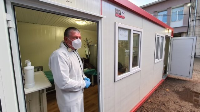 <p>
	Пред Александровска болница във фургона пред Спешното отделение. <em>Снимка: БГНЕС/БЛАГОЙ КИРИЛОВ&nbsp;</em></p>
