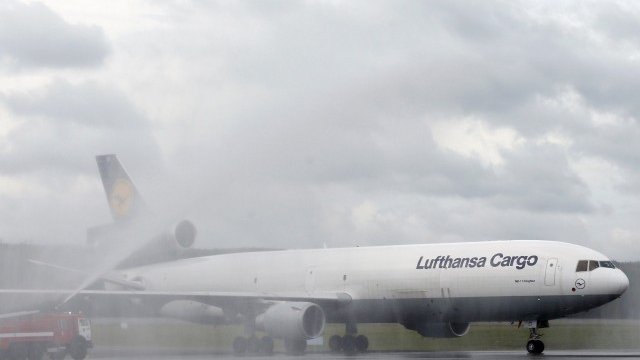 <p>
	Самолетите на&nbsp;Lufthansa отново ще останат на пистите. <em>Снимка: Ройтерс</em></p>
