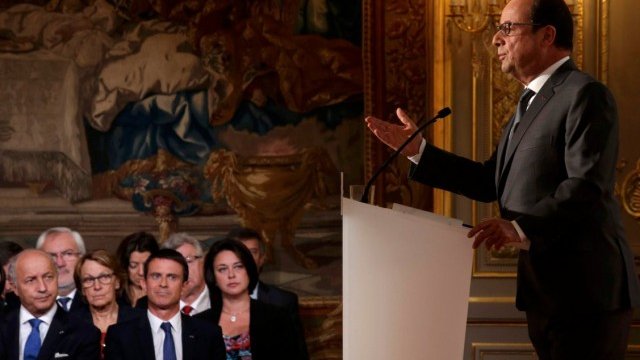 <p>
	Оланд по време на пресконференцията си в Елисейския дворец. <em>Снимка: Ройтерс</em></p>
