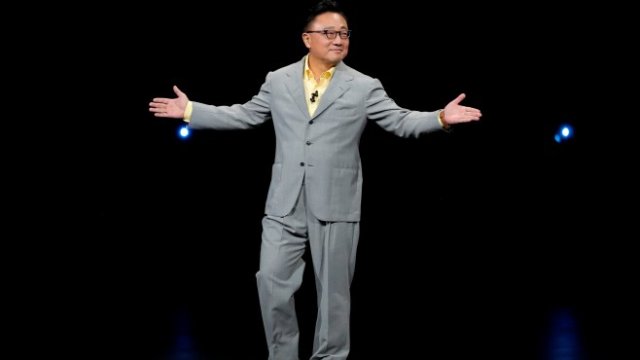 <p>
	Главният изпълнителен директор на мобилното звено към Samsung Ди Джей Кох.<em> Снимка: Ройтерс</em></p>
