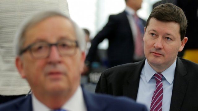 <p>
	Мартин Селмаир (вдясно) стои зад Жан-Клод Юнкер (вляво) в Европейския парламент <em>Снимка: Ройтерс</em></p>
