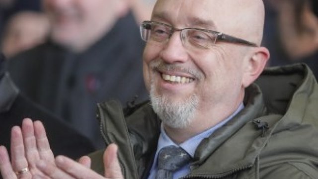 <p>
	Украинският министър на отбраната Олексий Резников (в средата). <em>Снимка: EPA/БГНЕС</em></p>
