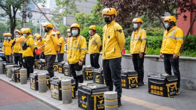 <p>
	Доставчици на&nbsp;Meituan. <em>Снимка: Bloomberg LP</em></p>
