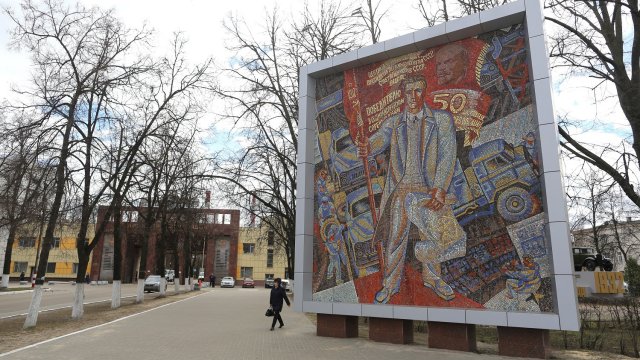 Стенопис от съветско време пред завода на ГАЗ. Снимка: Bloomberg LP