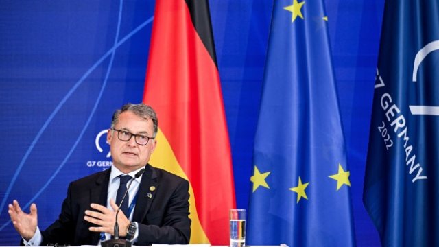 <p>
	Гуверньорът на Бундесбанк Йоахим Нагел по време на последната среща на Г-7. <em>Снимка: EPA/SASCHA STEINBACH</em></p>
