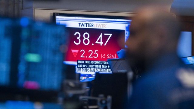 <p>
	Акциите на Twitter не се представят много добре напоследък. <em>Снимка: EPA/JUSTIN LANE</em></p>
