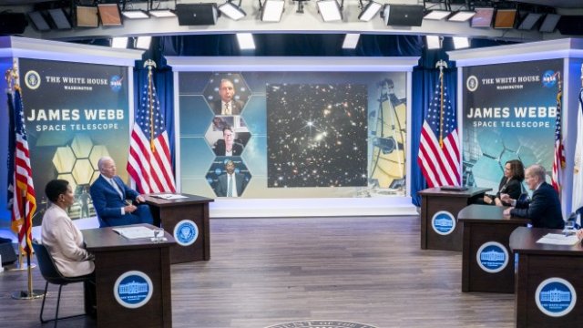 <p>
	&nbsp;Показаният в Белия дом първи кадър от новия телескоп. <em>Снимка: EPA/SHAWN THEW</em></p>
