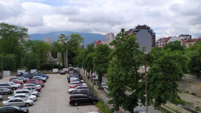 <p>
	<em>Паркингът на ул. &quot;Инж. Иван Иванов&quot; и ул. &quot;Пиротска&quot; в София. Снимка: дружеството</em></p>
