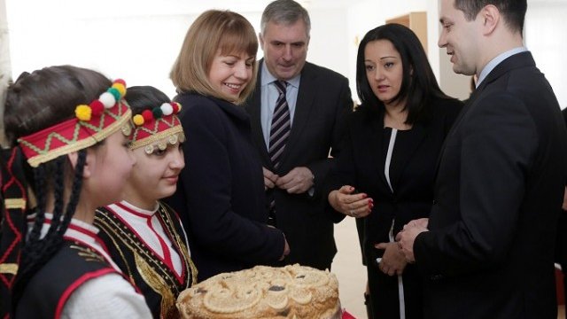 <p>
	Ивайло Калфин, Лиляна Павлова и Йорданка Фандъкова по време на откриването на Център за настаняване от семеен тип в район &bdquo;Надежда&ldquo;. <em>Снимка: БТА</em></p>
