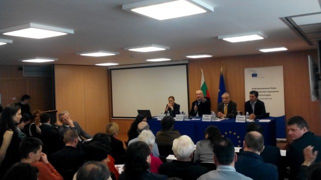 <p>
	Отляво надясно: Десислава Николова, Светослав Малинов, Георг Тупарев, Кирил Петков. <em>Снимка: Investor.bg</em></p>
