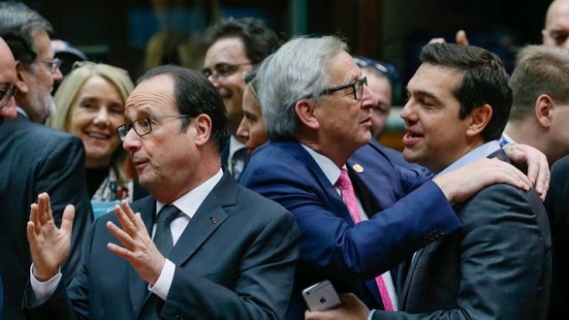 <p>
	Жан-Клод Юнкер (в средата) поздравява Алексис Ципрас (вдясно) по време на последното за тази година заседание на Съвета на ЕС в Брюксел. <em>Снимка: Ройтерс</em></p>
