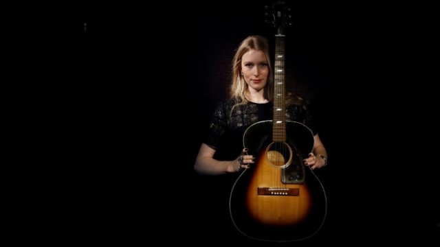 <p>
	Китарата на Джими Хендрикс, продадена на търга. <em>Снимка: архив Ройтерс</em></p>
