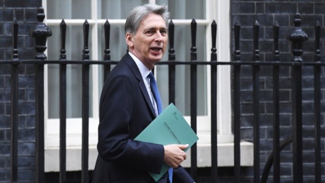 <p>
	Британският финансов министър Филип Хамънд.&nbsp;<em>Снимка: Архив Ройтерс</em></p>
