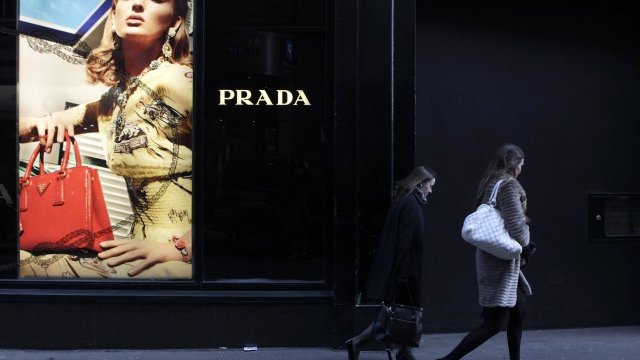 <p style="margin-bottom: 0cm; text-align: justify;">
	Доброто представяне на Prada&nbsp;е сигнал, че Китай се превръща в особено важен пазар за марката.<em> Снимка: Ройтерс</em></p>
