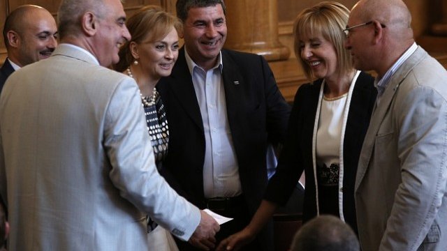 <p>
	Мая Манолова приема първите поздравления като омбудсман. <em>Снимка: БТА</em></p>
