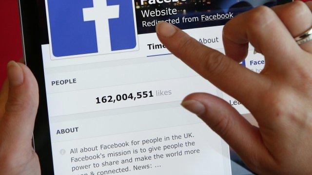 <p>
	Все повече хора ползват Facebook от мобилните си устройства, но мобилната реклама е по-евтина. <em>Снимка: Getty Images News</em></p>
