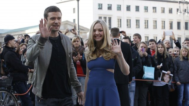 <p>
	Джъстин Тимбърлейк и Аманда Сайфрид при представянето на &ldquo;Дилъри на време&rdquo; в Берлин. <em>Снимка: Ройтерс</em></p>
