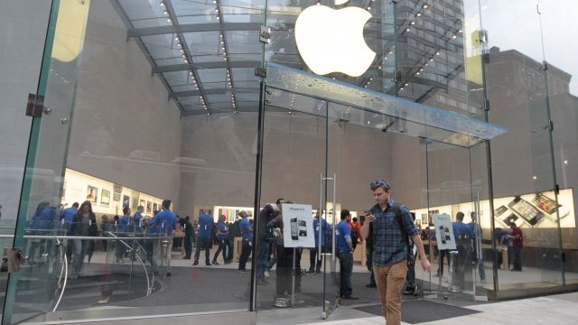 <p>
	Apple ще инвестира 900 млн. долара в разширението на своята дилърска мрежа. <em>Снимка: Ройтерс </em></p>
