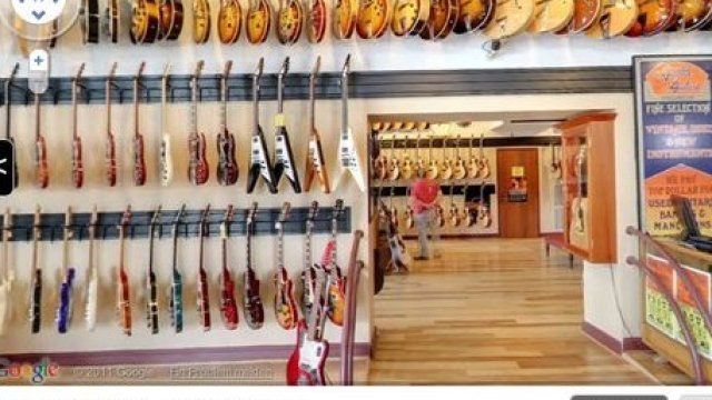 <p>
	Американската компания Gruhn Guitars допусна Google в магазините си за китари.<em> Снимка: Google</em></p>
