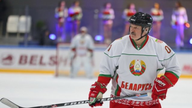 <p>
	Лукашенко показа добра спортна форма преди няколко дни. <em>Снимка: EPA/ANDREI POKUMEIKO / POOL</em></p>
