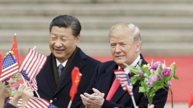 <p>
	Държавният глава на Китай Си Дзинпин (вляво) и президентът на САЩ Доналд Тръмп (вдясно). <em>Снимка: Bloomberg</em></p>
