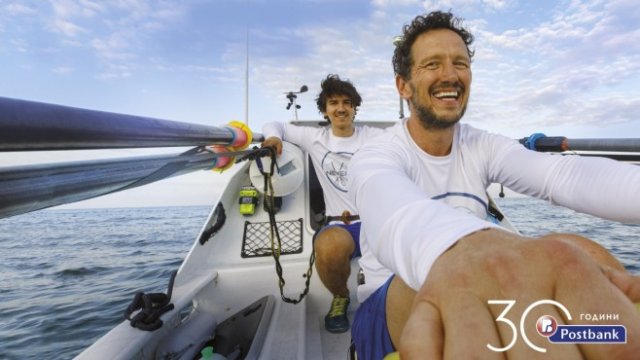 Баща и син, прекосили Атлантика с гребна лодка, са герои в кампания на Пощенска банка