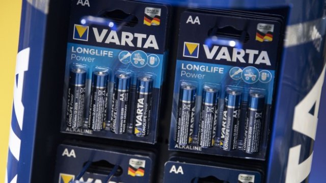 <p>
	Тези литиево-йонни батерии се произвеждат във фабрика на&nbsp; Varta в Ньордлинген, Бавария.&nbsp; <em>Снимка: EPA/LUKAS BARTH-TUTTAS</em></p>
