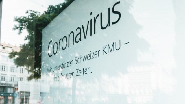 <p>
	<em>Снимка:<a href="https://unsplash.com/@purzlbaum?utm_source=unsplash&amp;utm_medium=referral&amp;utm_content=creditCopyText"> Claudio Schwarz | @purzlbaum</a>, за <a href="https://unsplash.com/collections/9717149/coronavirus-covid-19-pandemic?utm_source=unsplash&amp;utm_medium=referral&amp;utm_content=creditCopyText">Unsplash</a></em></p>
