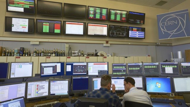 <p>
	Контролният център на Големия адронен колайдер.<em> Снимка: Ройтерс</em></p>
