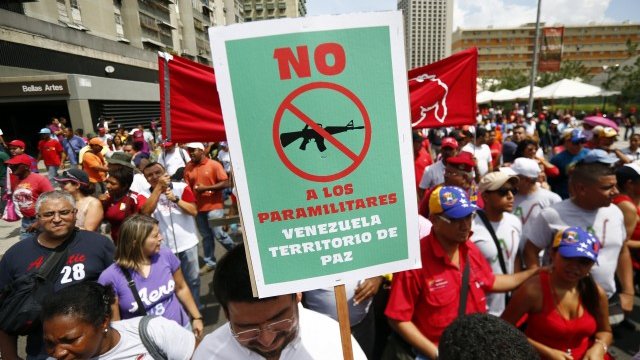 <p>
	Поддръжници на президента Мадуро организираха&nbsp;в&nbsp;Каракас протест против паравоенните формирования. <em>Снимка: Ройтерс</em></p>
