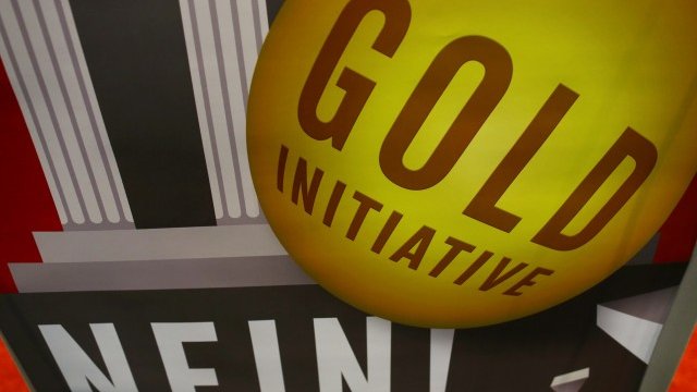 <p>
	Материали на противниците на референдума. <em>Снимка: Ройтерс</em></p>
