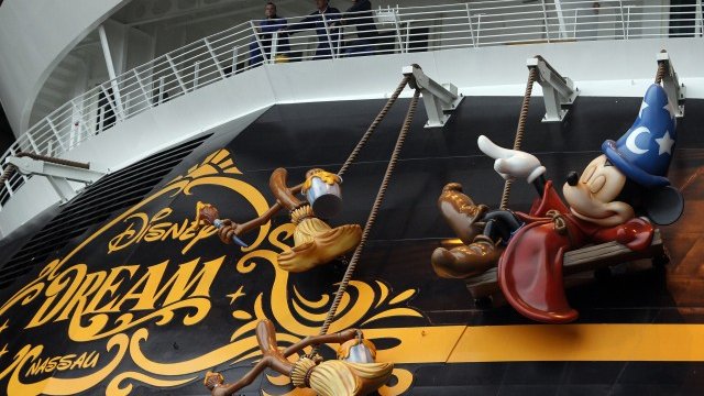 <p>
	Круизният кораб Disney Dream напусна дока на пристанище Папенбург, където бе построен, в края на октомври 2010 г. <em>Снимка: Ройтерс&nbsp;</em></p>
