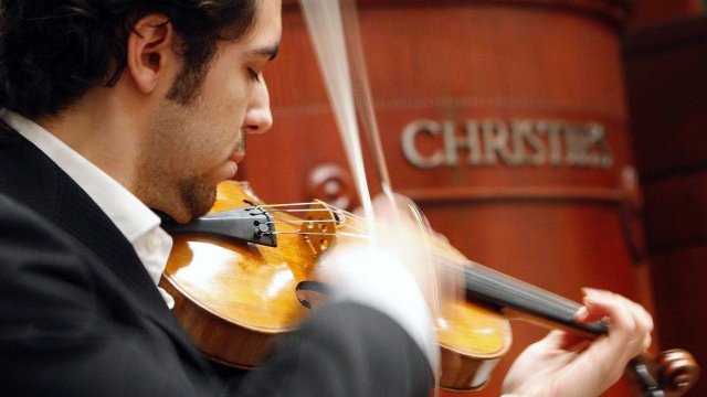 <p>
	Търг на Christie's за Stradivarius. <em>Снимка: Ройтерс</em></p>
