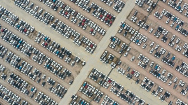 <p>
	Автомобили на Nissan в склад в Гуанджоу, провинция Гуандун, Китай. <em>Снимка: архив Ройтерс</em></p>
