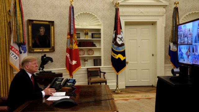 <p>
	Американският президент на работното си място. <em>Снимка: Ройтерс</em></p>
