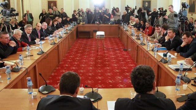 <p>
	Председателят на Комисията по енергетика в Народното събрание Делян Добрев свика извънредно заседание на комисията, за да бъдат изслушани представителите на трите електроразпределителни дружества. <em>Снимка: БТА</em></p>
