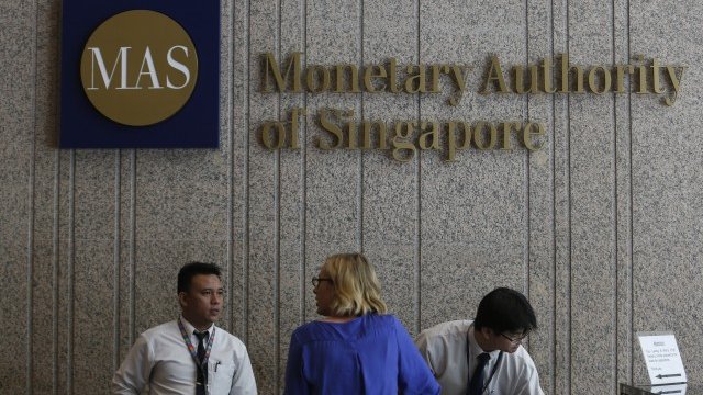 <p>
	Служители на централната банка на Сингапур - Money Authority of Singapore. <em>Снимка: Ройтерс</em></p>

