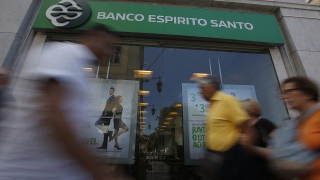 <p>
	Листнатите на борсата в Лисабон акции на Banco Espirito Santo (BES) поевтиняха с над 17 на сто. <em>Снимка: Ройтерс</em></p>
