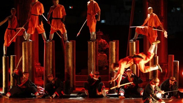 <p>
	Монаси от Шаолин по време на едно от представленията си, <em>Снимка</em>: <em>Ройтерс</em></p>
